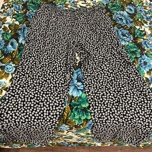 Kohls brand SO wide leg black floral pants. Has pockets. Size 2X